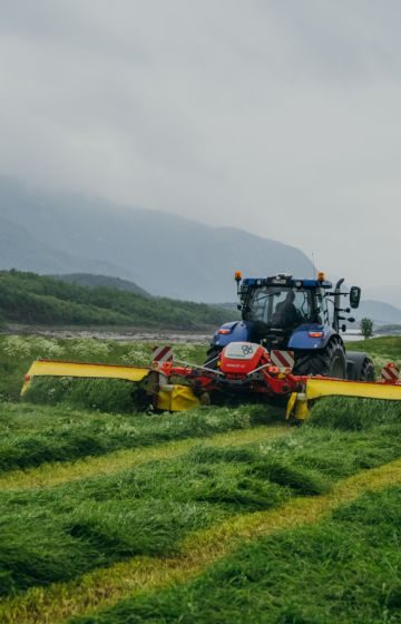 Slåmaskin_traktor_pöttinger_novacat (7)