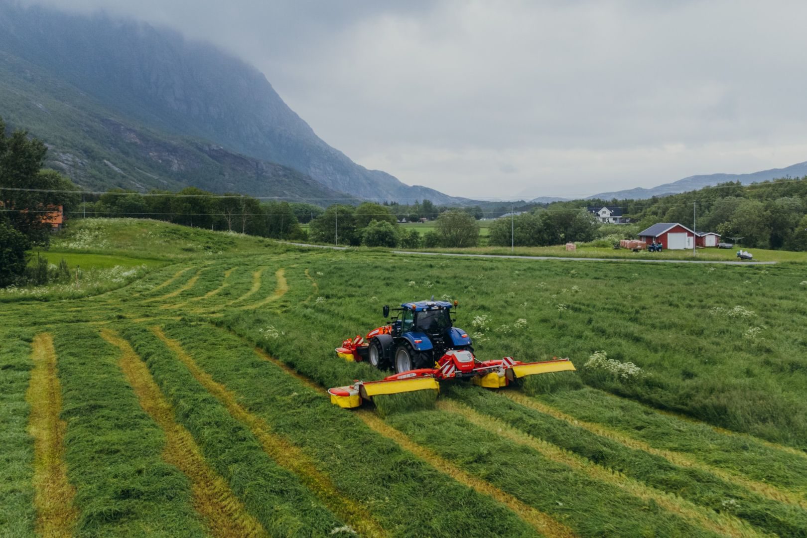 Slåmaskin_traktor_pöttinger_novacat (4)