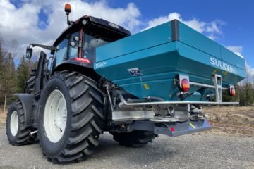 Gjødselspreder_traktor_sulky_dx20+_03 Gjødselspreder_traktor_sulky_dx20+_03Gjødselspreder_traktor_sulky_dx20+_03