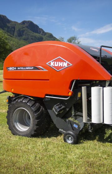 Rundballepresse_traktor_kuhn_i-bio (10)