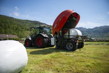 Rundballepresse_traktor_kuhn_i-bio (7) Rundballepresse_traktor_kuhn_i-bio (7)