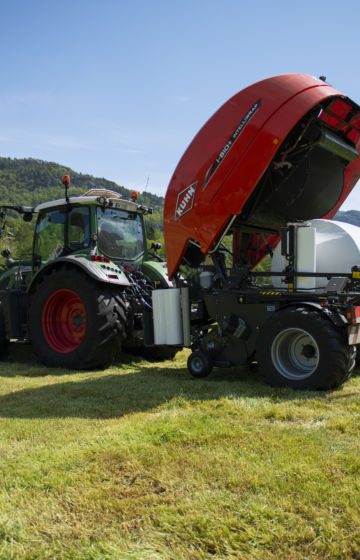 Rundballepresse_traktor_kuhn_i-bio (7)