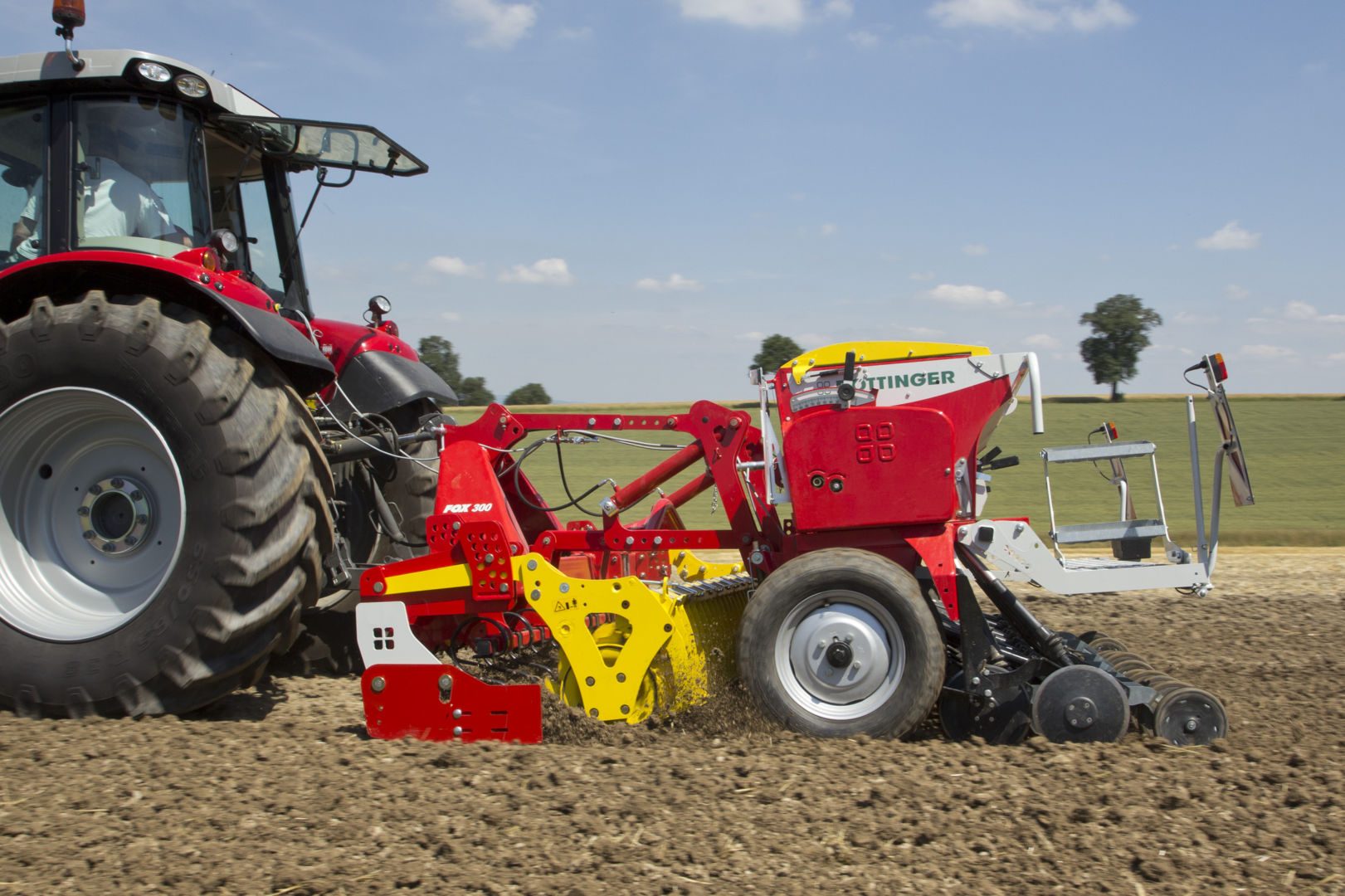 Kompakt_skålharv_traktor_pöttinger_fox_01