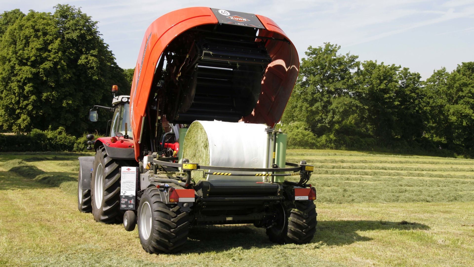 Rundballepresse_traktor_kuhn_i-bio (2)