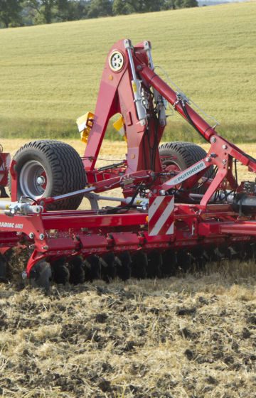 Skålharv_traktor_pöttinger_terradisc_01