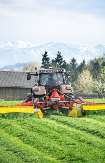 Slåmaskin_traktor_pöttinger_novacat (8)