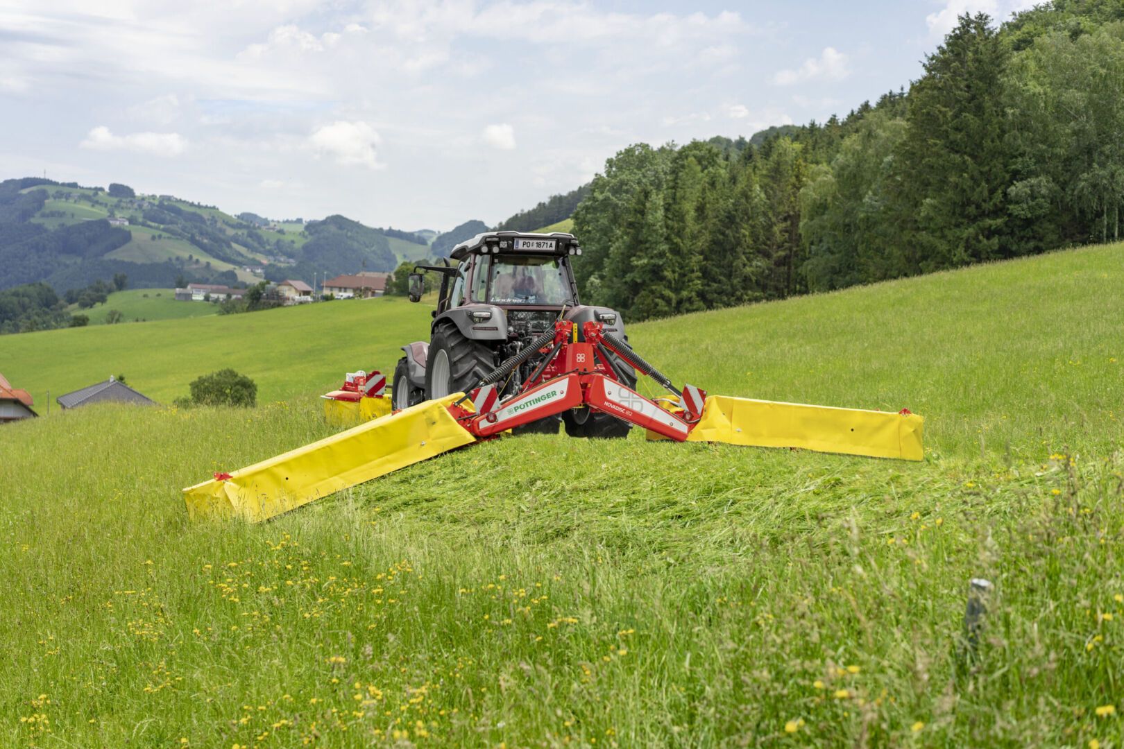 Slåmaskin_traktor_pöttinger_novadisc_butterfly (4)