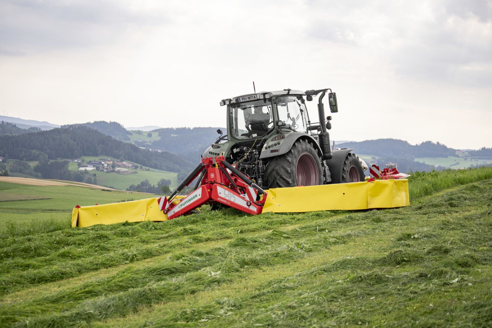 Slåmaskin_traktor_pöttinger_novadisc_butterfly (7)