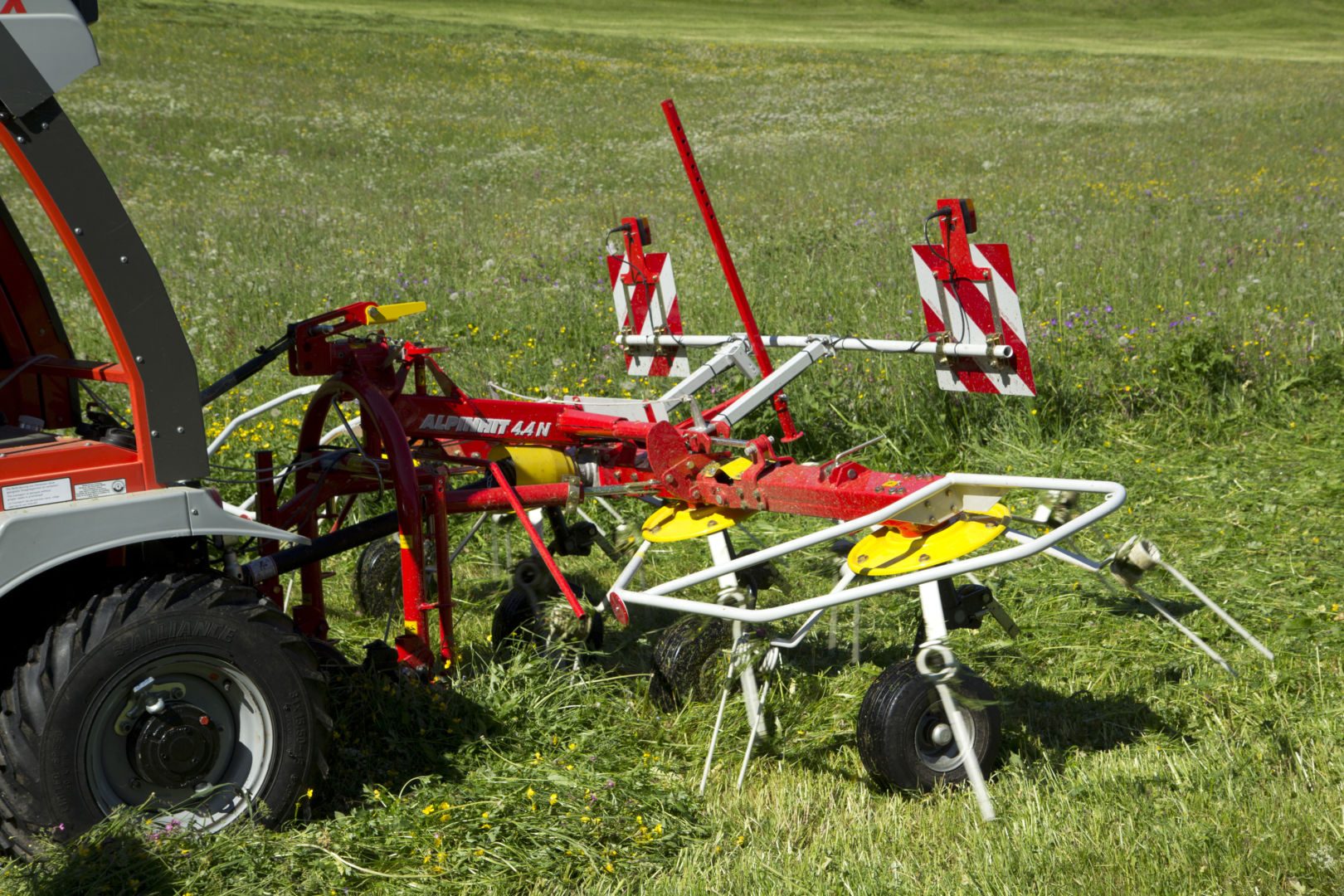 Sprederive_pöttinger_traktor_4-rotor_01