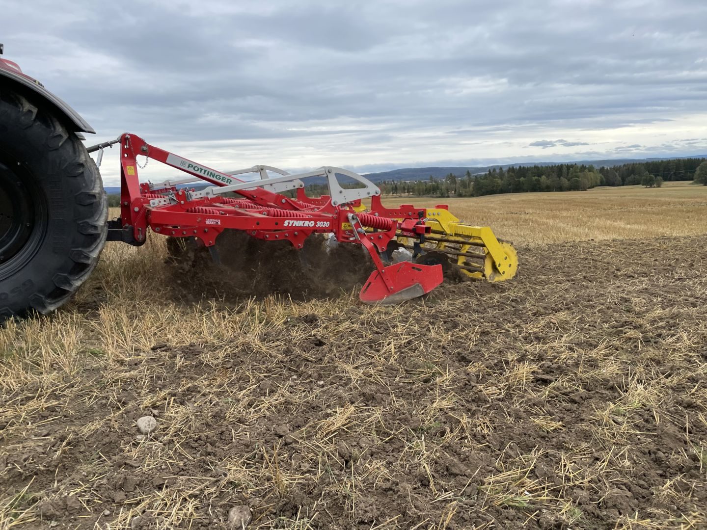 Stubbkultivator_pöttinger_traktor_synkro_3030_04