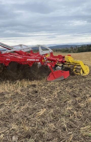 Stubbkultivator_pöttinger_traktor_synkro_3030_04