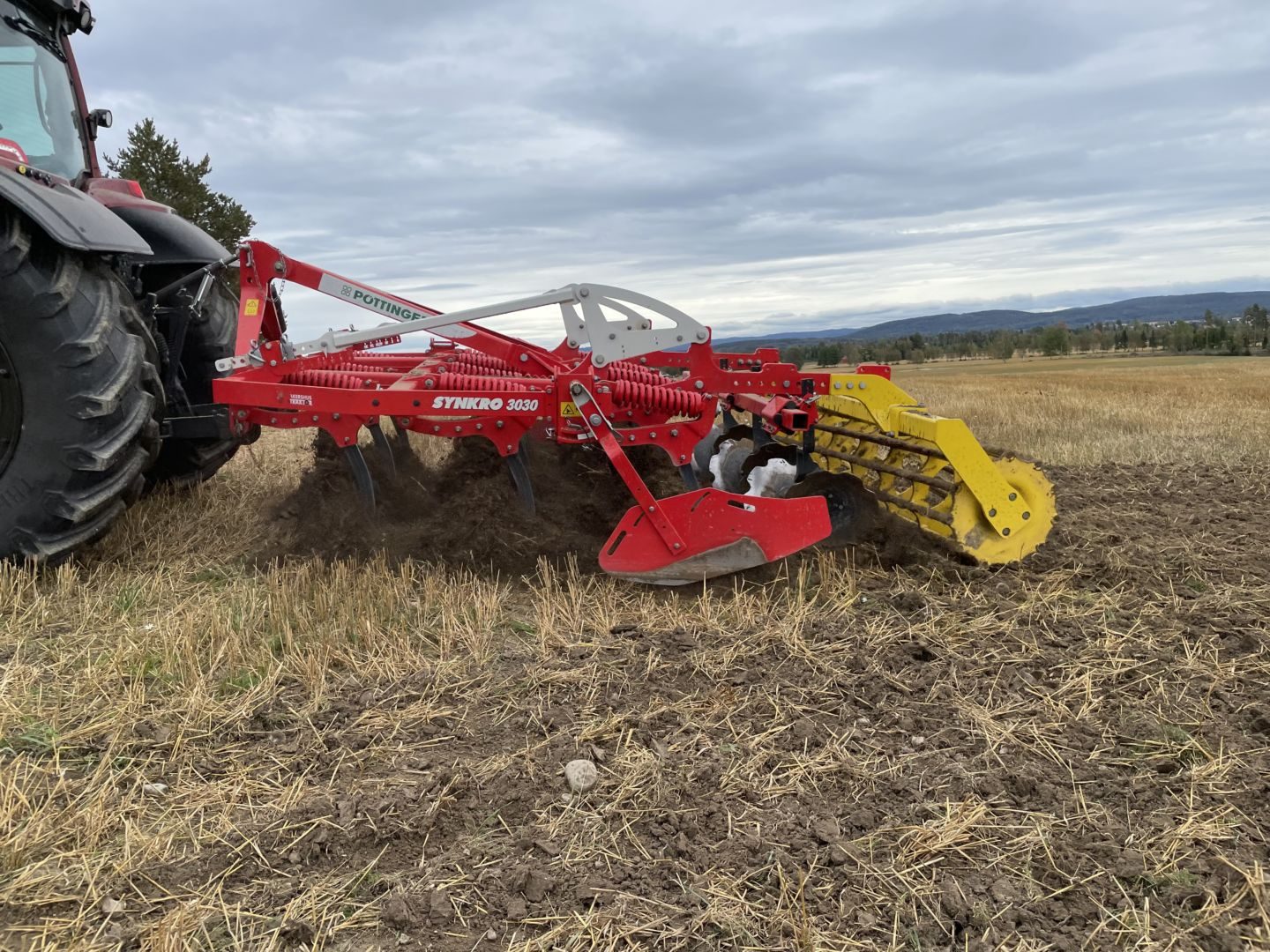 Stubbkultivator_pöttinger_traktor_synkro_3030_05