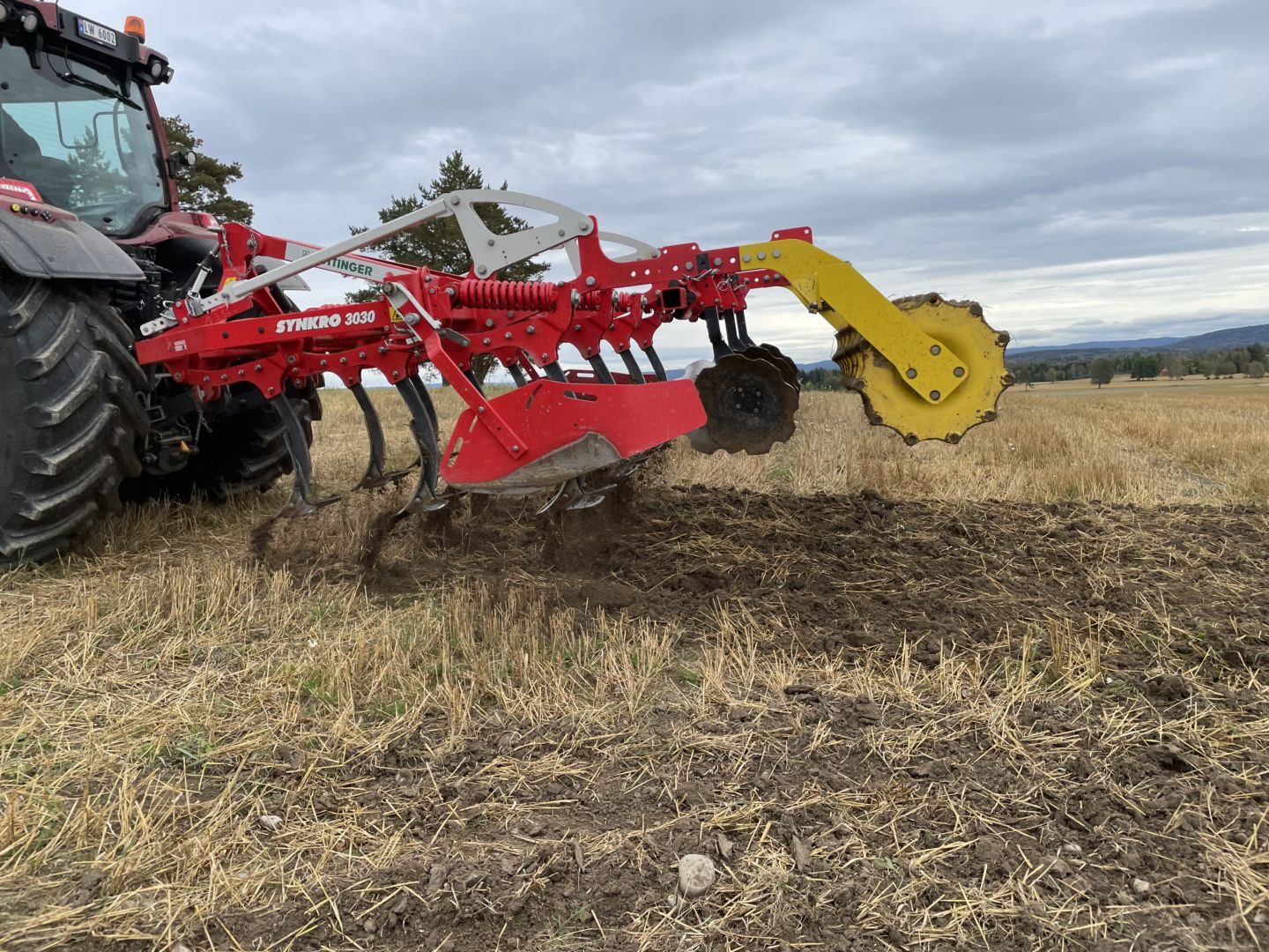 Stubbkultivator_pöttinger_traktor_synkro_3030_06