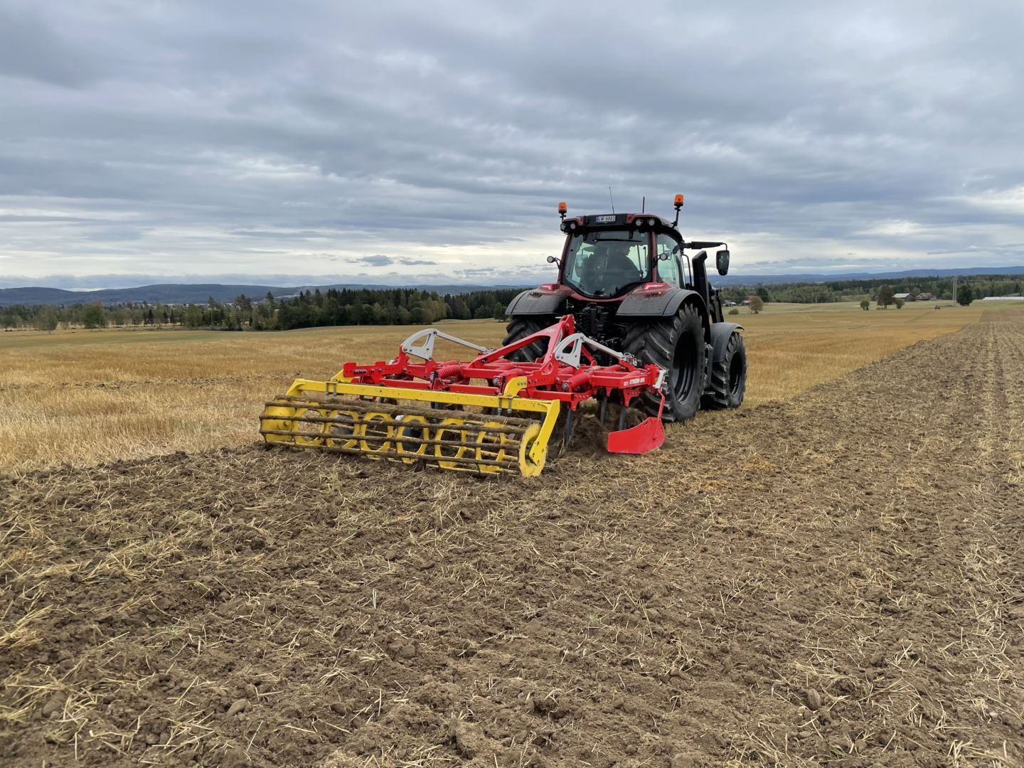 Stubbkultivator_pöttinger_traktor_pöttinger_synkro_3030_07