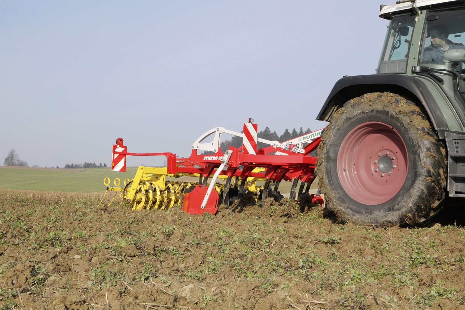 Stubbkultivator_pöttinger_traktor_synkro_3030_08