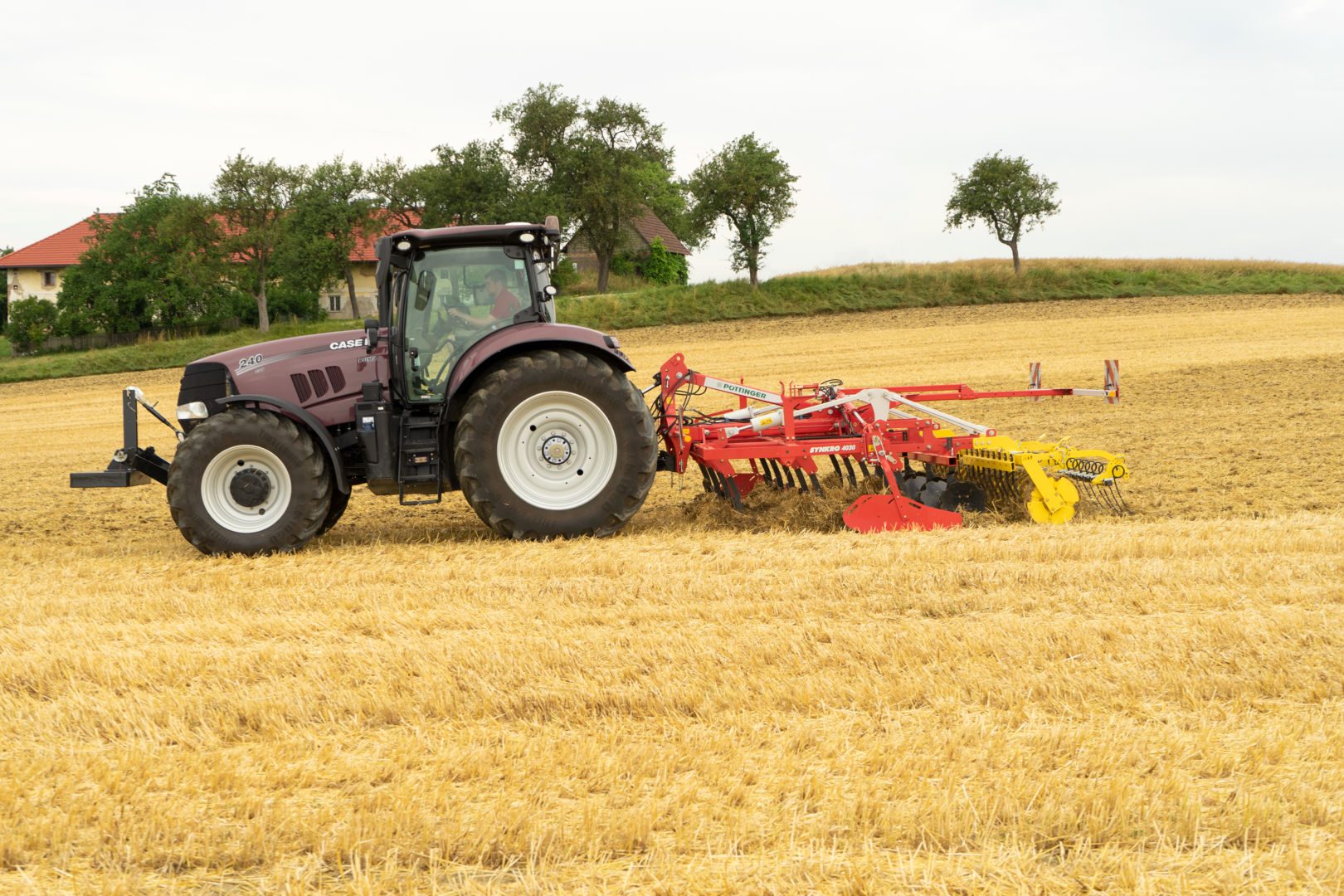 Stubbkultivator_pöttinger_traktor_synkro_4030_02