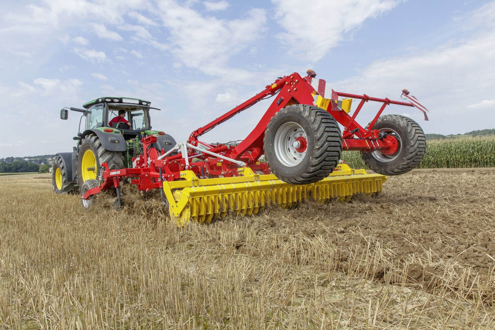 Stubbkultivator_pöttinger_traktor_synkro_5030_02