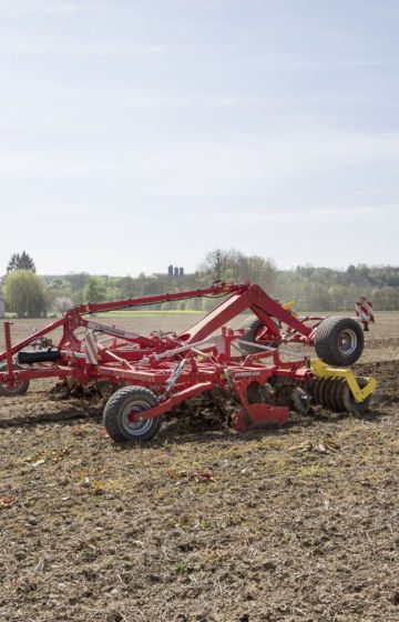 Stubbkultivator_traktor_pöttinger_synkro_6030_01