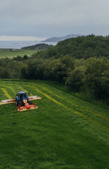 Slåmaskin_traktor_pöttinger_novacat (11)