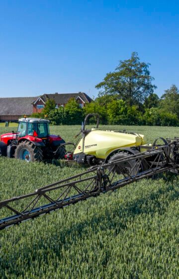 HARDI Navigator kombinerer presis bomkontroll, høy stabilitet og driftssikker kapasitet. En sprøyte bygget for profesjonell bruk, med 21 m bom, 3000 L tank og enkel betjening.