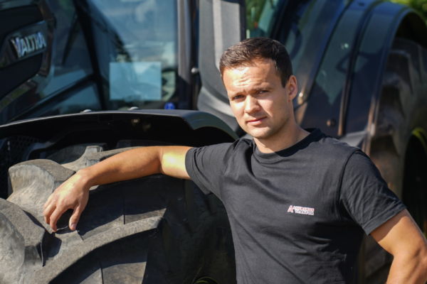Trond er selger hos Akerhus Traktor på Toten.