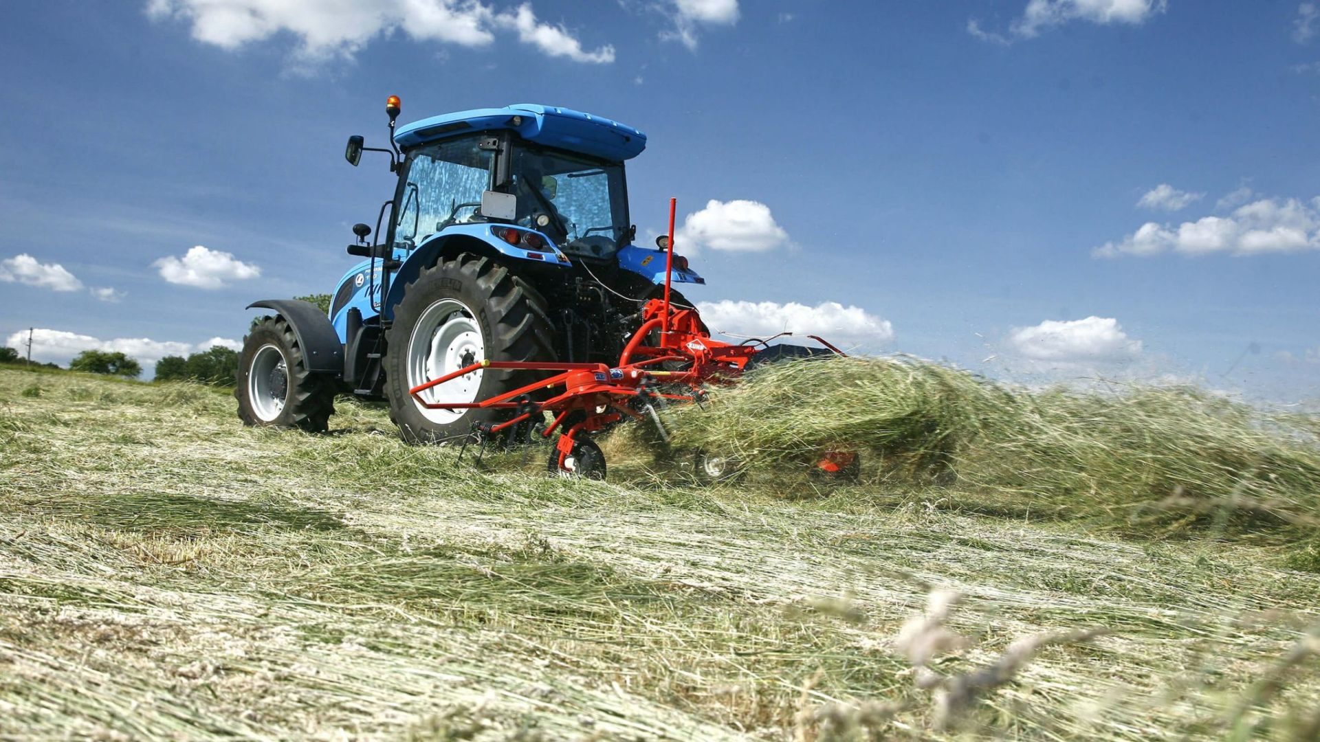 Sprederive til traktor på åkeren