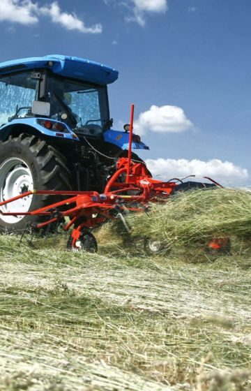 Sprederive til traktor på åkeren