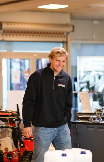Jens Eivind Bergsjø – en ung og lovende selger hos Akershus Traktor. Jens Eivind Bergsjø – en ung og lovende selger hos Akershus Traktor.