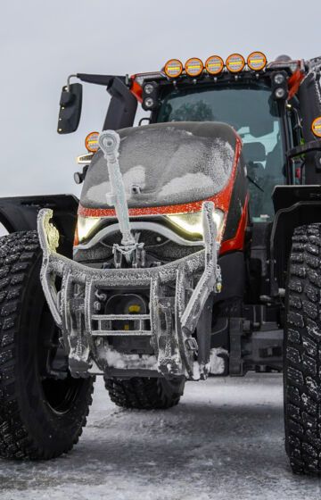 Robin Ilseng leverer med Norges råeste Valtra-traktor Robin Ilseng leverer med Norges råeste Valtra-traktor