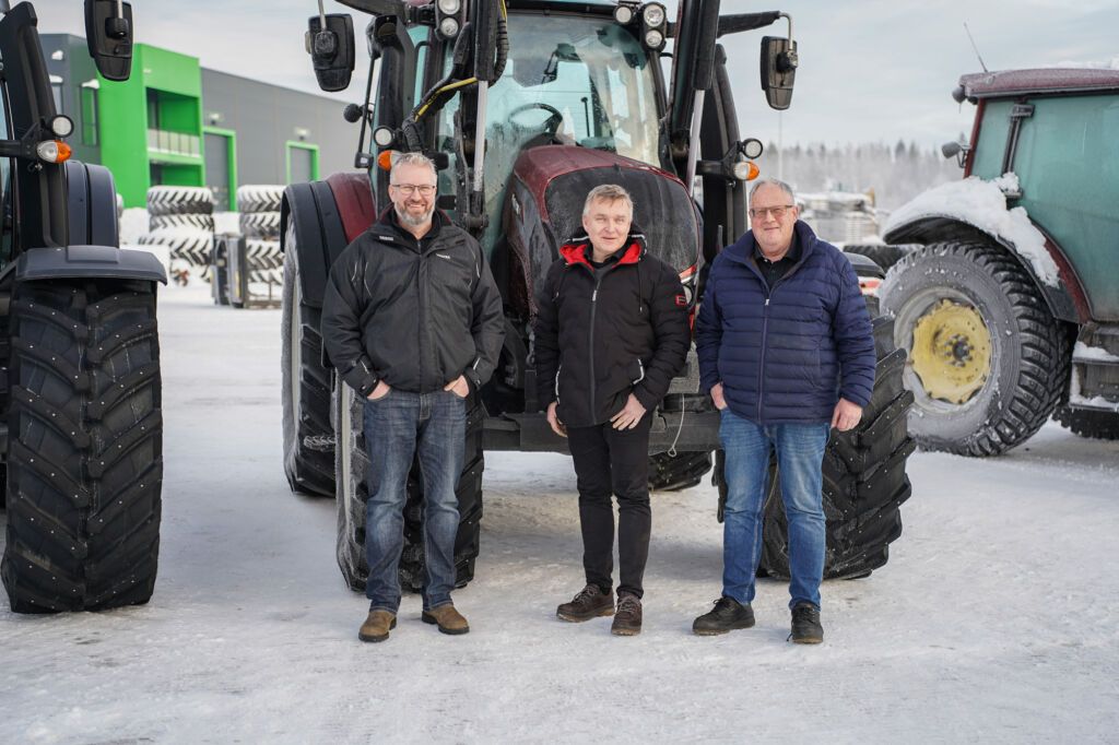 Akershus Traktor, Valtra selgere Aksel Gubberud, Roar Surén og Ola Vasaasen. Fotograf: Martin Ljåstad Øverland.