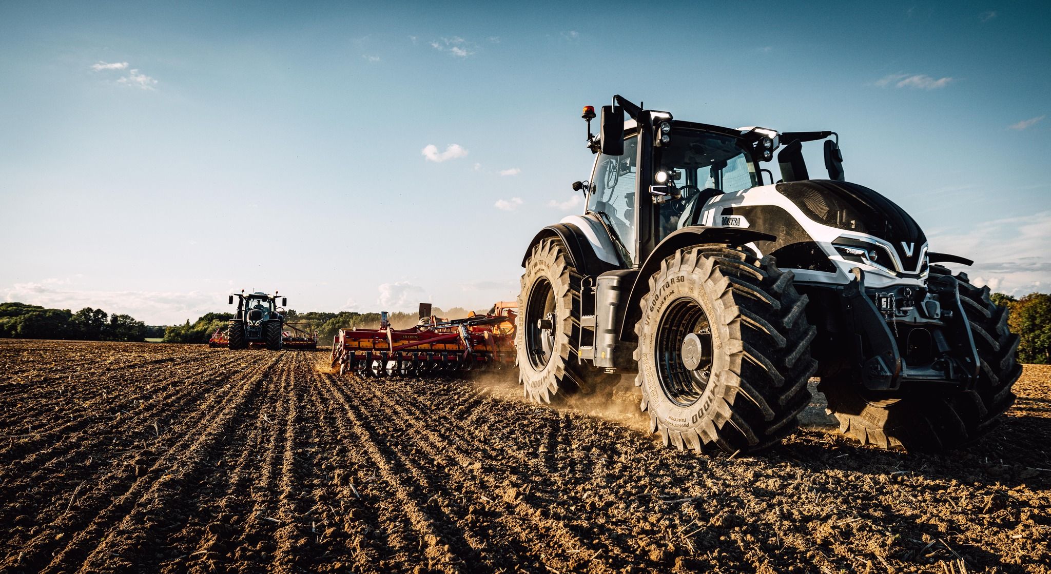 Bilde av en Valtra traktor.Bilde av en Valtra traktor.