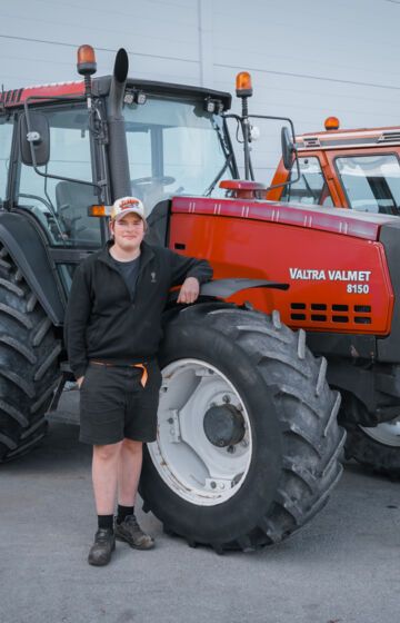 Jan (14) blir 15 i mai – klar med traktor som moped
