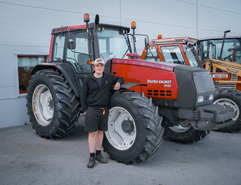 Jan Pedersen med sin nye Valtra traktorJan Pedersen med sin nye Valtra traktor