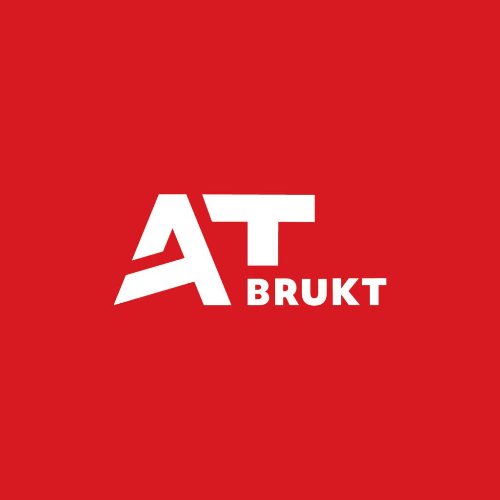 Hvit AT Brukt logo på rød bakgrunn