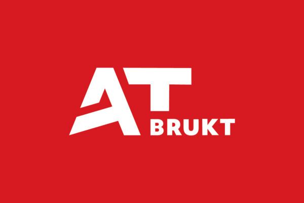 Hvit AT Brukt logo på rød bakgrunnHvit AT Brukt logo på rød bakgrunn