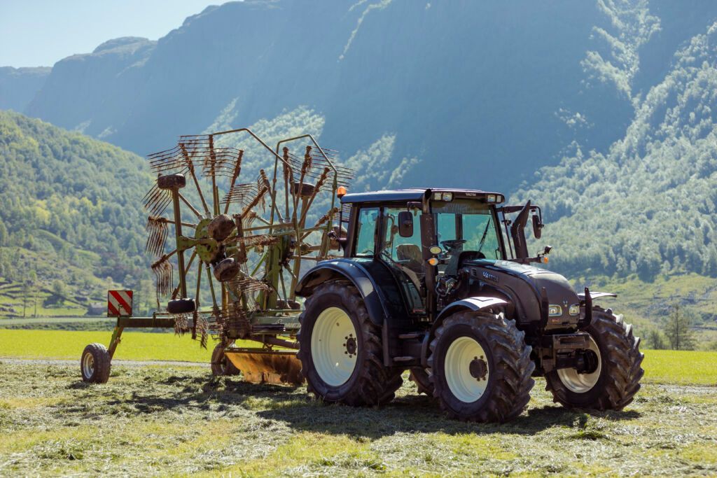 En brukt Valtra fra Akershus Traktor er et smart valg. Vi finner solide, brukte traktorer tilpasset dine behov og budsjett.