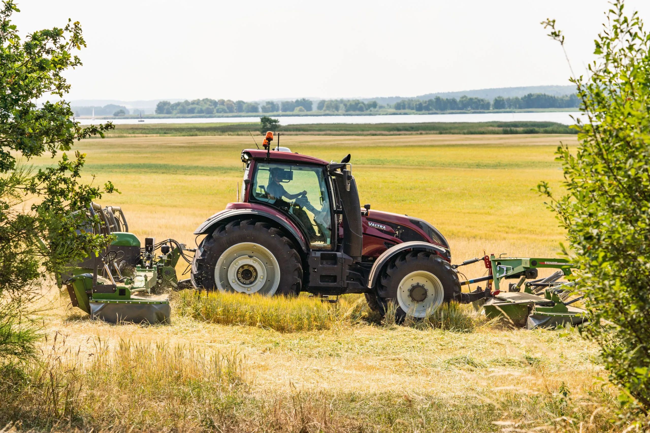 Et bilde av en Valtra T-Series traktor i arbeid på et jorde