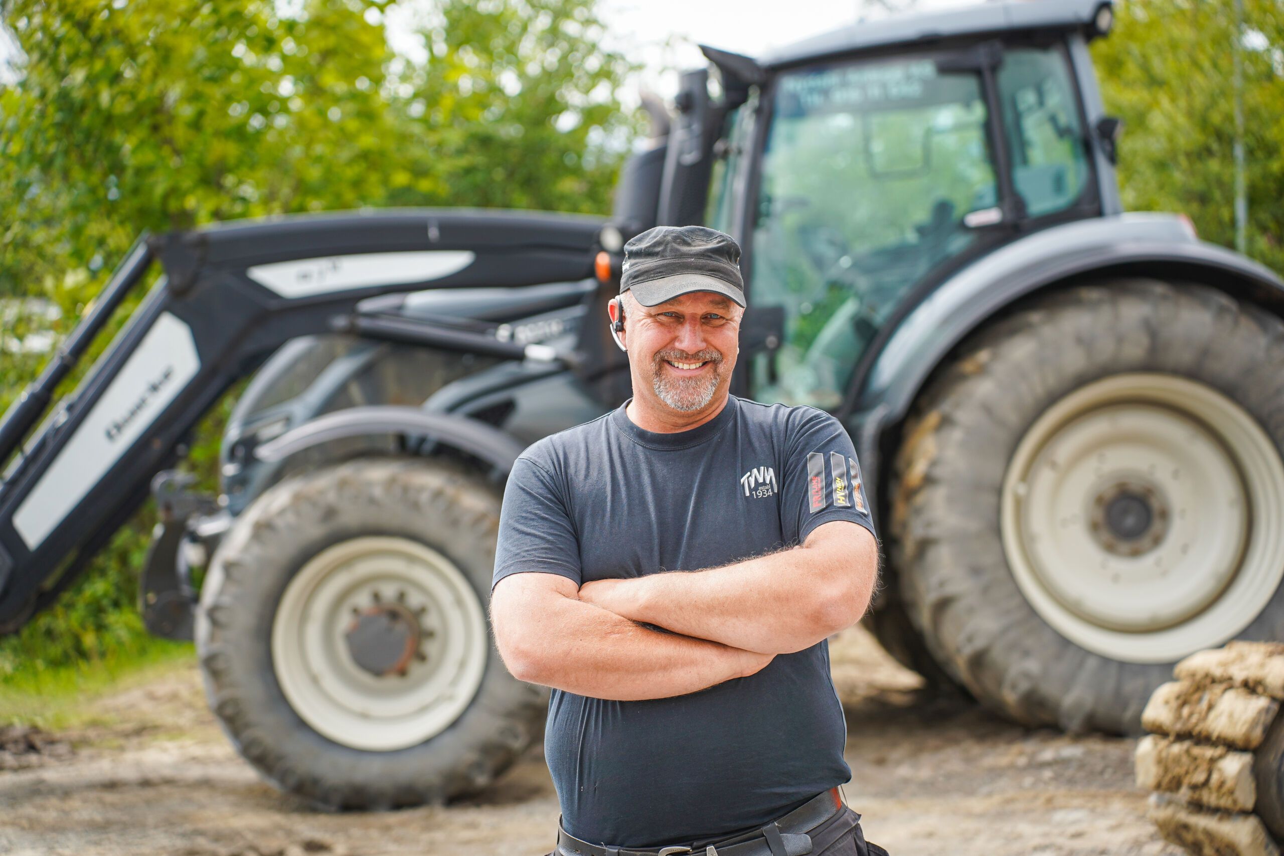 Valtra traktor fra Akershus Traktor i arbeid med å fjerne masser på tomt i Hamar før bygging av garasje med kjeller.Valtra traktor fra Akershus Traktor i arbeid med å fjerne masser på tomt i Hamar før bygging av garasje med kjeller.