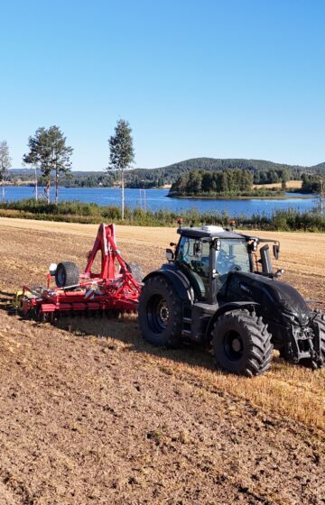 Selger Andreas Mangerud tester Valtra Q305 med Pöttinger Terradisc 5001 Selger Andreas Mangerud tester Valtra Q305 med Pöttinger Terradisc 5001