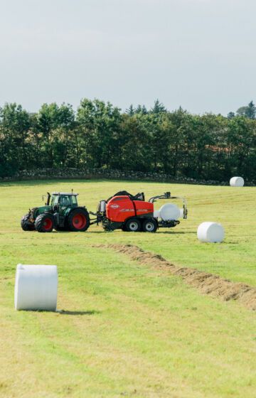 Kuhns nye VBP 7100-serie variabelkammerpresse imponerer på gården til Leif Harbo Kuhns nye VBP 7100-serie variabelkammerpresse imponerer på gården til Leif Harbo