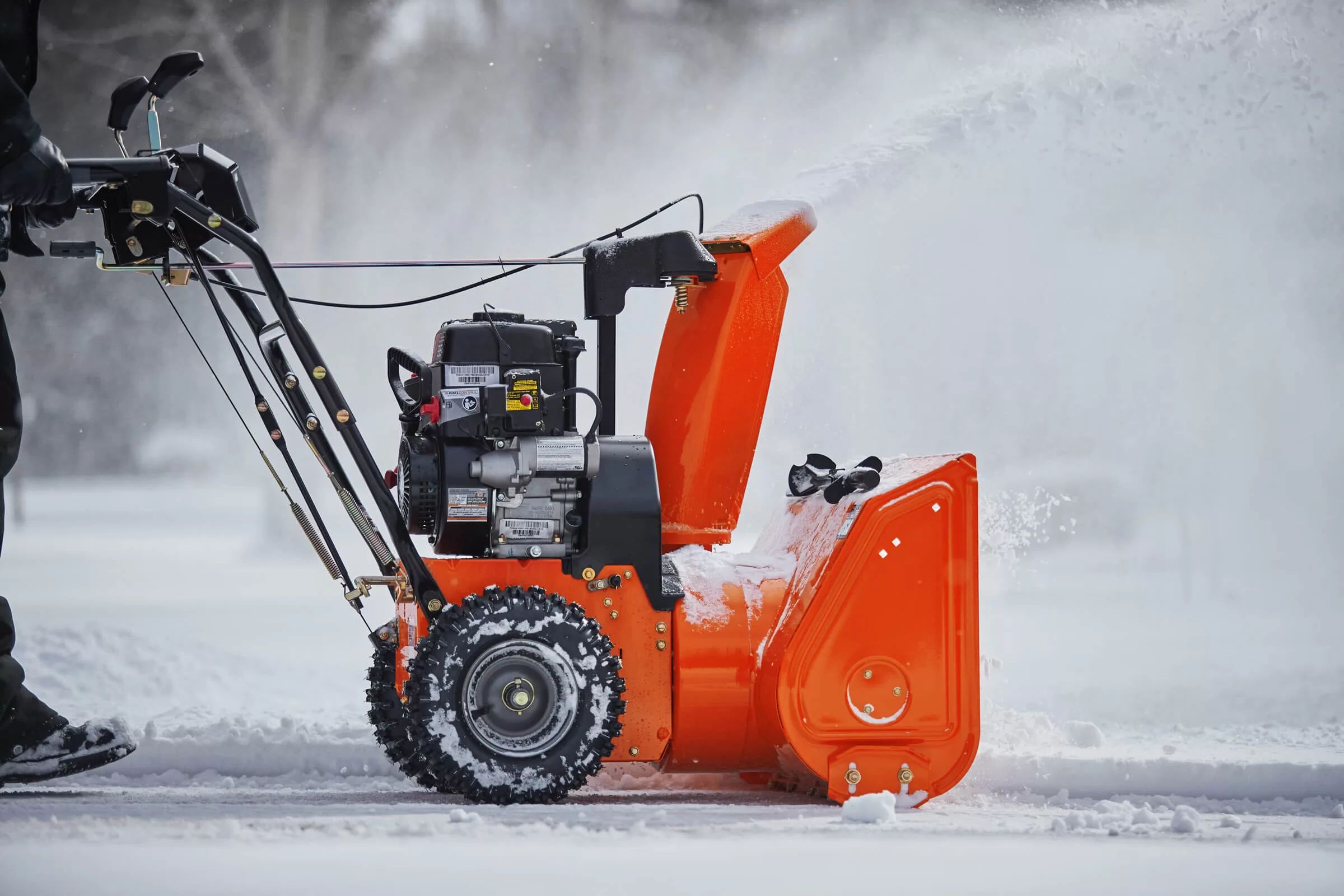 Ariens CLASSIC 24 snøfreser med 208 cm³ motor, helstålkonstruksjon, 60 cm ryddebredde og brukervennlig én-håndsbetjening, designet for pålitelig snørydding under alle forhold.Ariens CLASSIC 24 snøfreser med 208 cm³ motor, helstålkonstruksjon, 60 cm ryddebredde og brukervennlig én-håndsbetjening, designet for pålitelig snørydding under alle forhold.