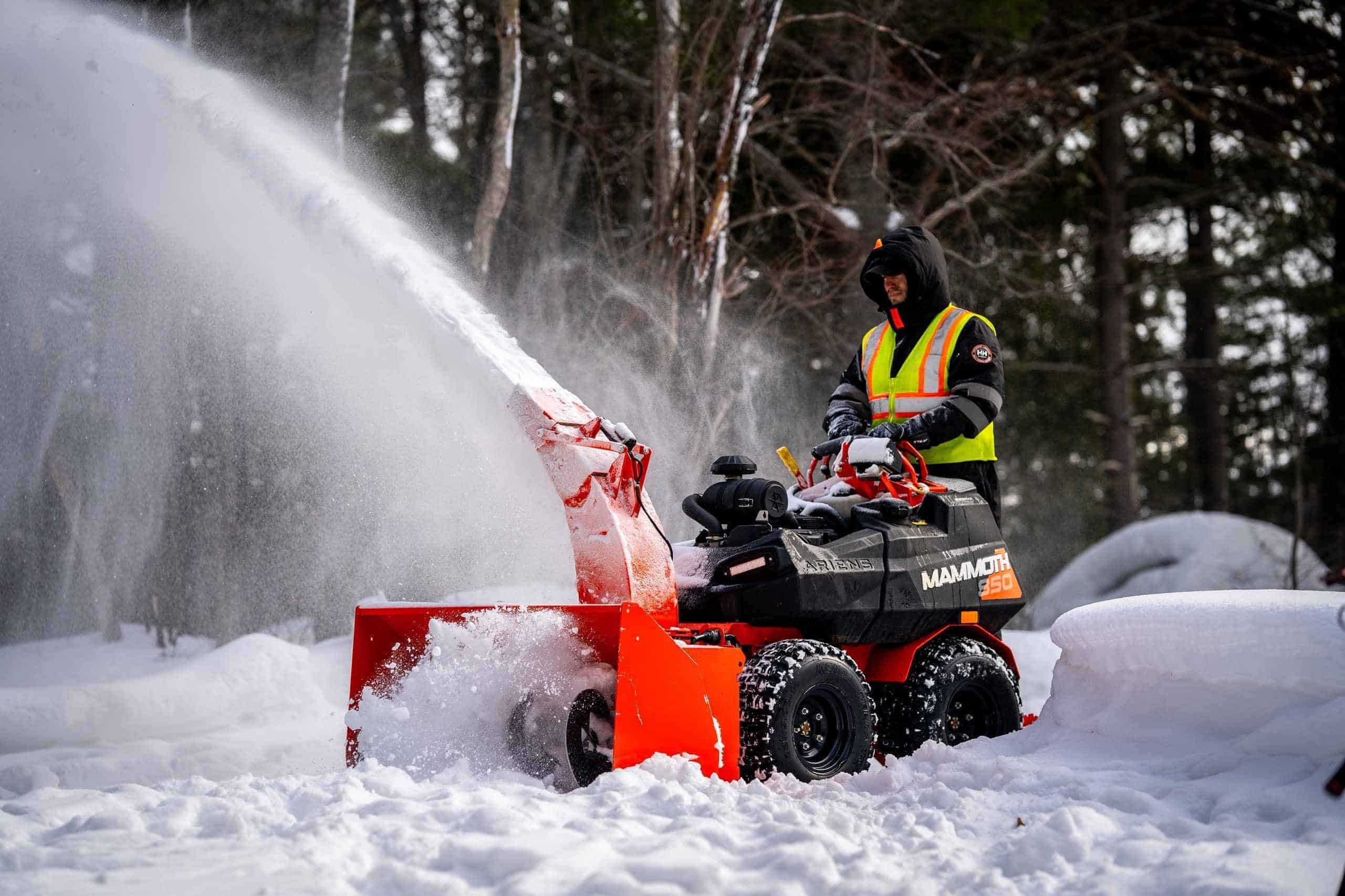 Ariens Mammoth 850 – Kraftig firehjulsdrevet stand-on snøfreser for profesjonell bruk Ariens Mammoth 850 stand-on snøfreser med firehjulsdrift, 29,5 hk Kawasaki EFI-motor, Snowzilla™ hurtigfeste og elektrisk joystick. Kraftig maskin for profesjonell snørydding med LED-lys og oppvarmede håndtak.Ariens Mammoth 850 stand-on snøfreser med firehjulsdrift, 29,5 hk Kawasaki EFI-motor, Snowzilla™ hurtigfeste og elektrisk joystick. Kraftig maskin for profesjonell snørydding med LED-lys og oppvarmede håndtak.