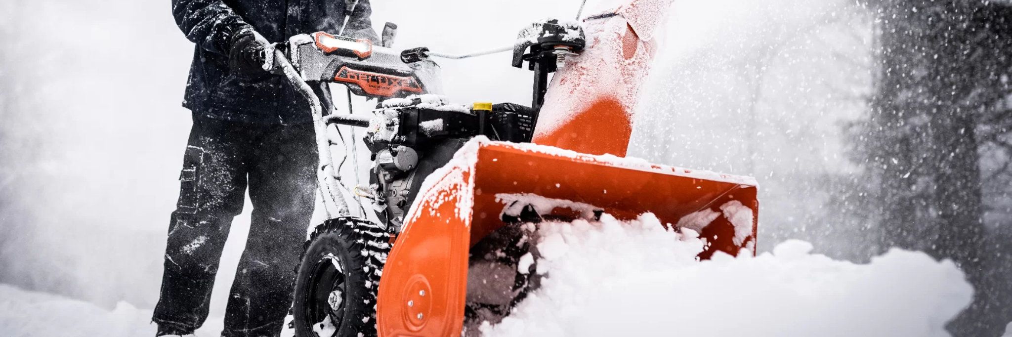 Ariens® Deluxe-serien snøfreser med RapidTrak-teknologi og Auto-Turn™-styring, designet for kraftig, presis og effektiv snørydding i alle typer snøforhold.Ariens® Deluxe-serien snøfreser med RapidTrak-teknologi og Auto-Turn™-styring, designet for kraftig, presis og effektiv snørydding i alle typer snøforhold.