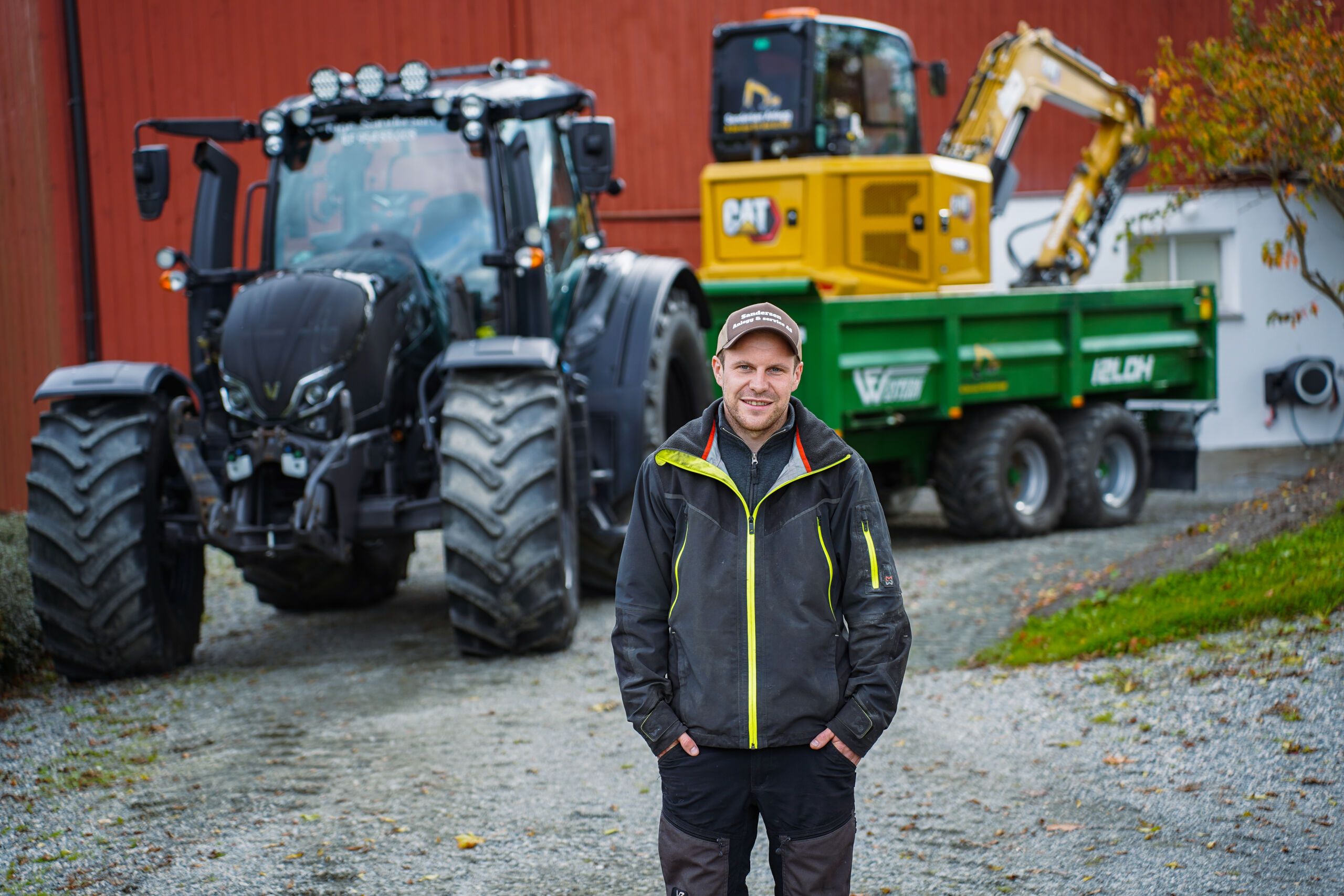 Tage Sandersen fra Eidsvoll, eier av Sandersen Anlegg & Service, smilende foran sin Valtra N175 Direct traktor kjøpt hos Akershus Traktor Jessheim.Tage Sandersen fra Eidsvoll, eier av Sandersen Anlegg & Service, smilende foran sin Valtra N175 Direct traktor kjøpt hos Akershus Traktor Jessheim.