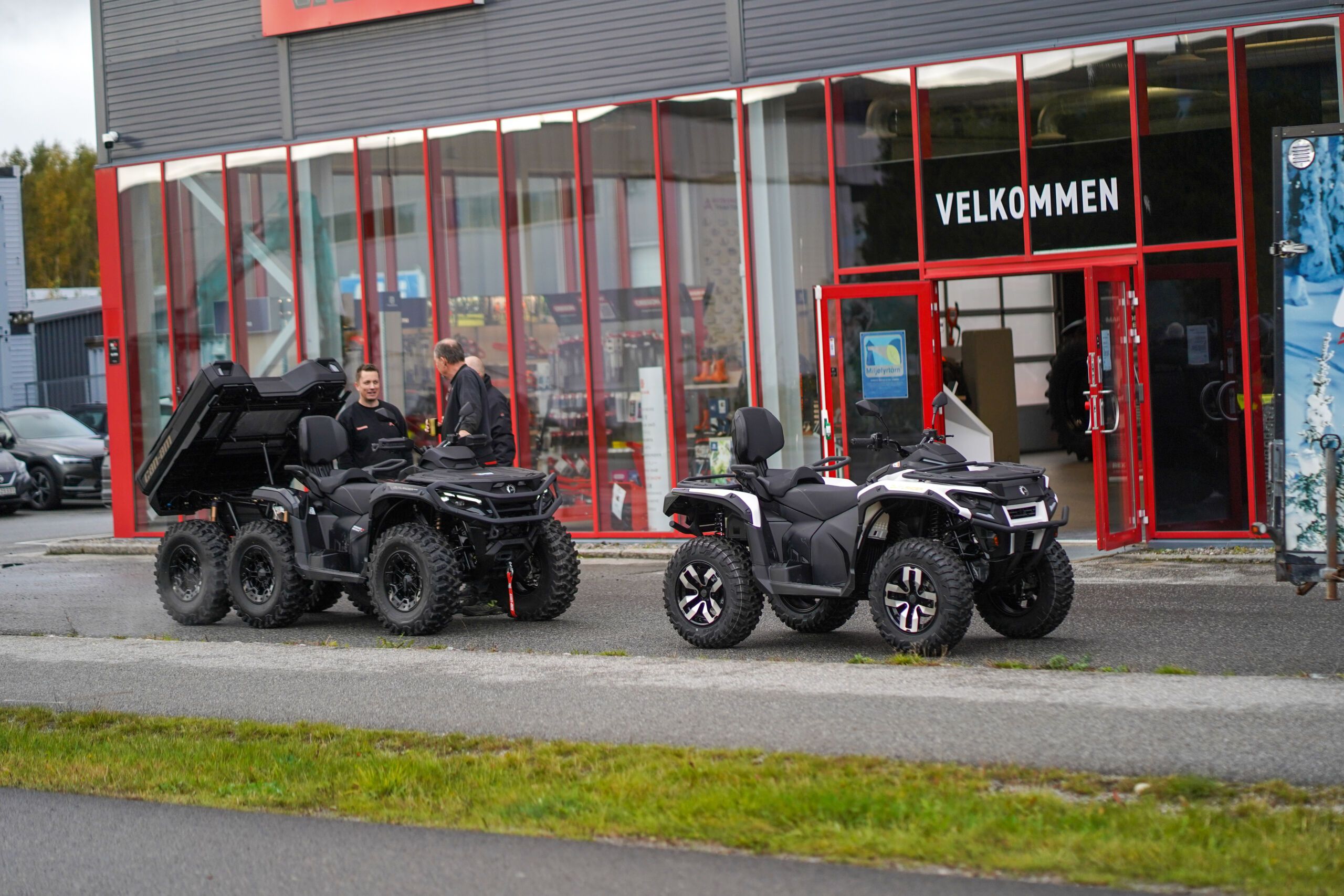 Stian fra Akershus Traktor Jessheim viser frem Can-Am ATV og Valtra-traktor, omgitt av utstyr fra Rammy, Ariens, Husqvarna, Airrex, Pellenc og Respo – kvalitetsmaskiner for arbeid og fritid.Stian fra Akershus Traktor Jessheim viser frem Can-Am ATV og Valtra-traktor, omgitt av utstyr fra Rammy, Ariens, Husqvarna, Airrex, Pellenc og Respo – kvalitetsmaskiner for arbeid og fritid.