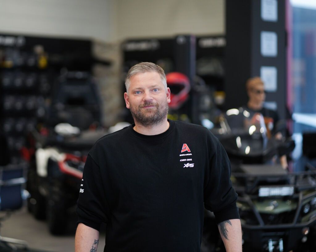 Stian fra Akershus Traktor Jessheim viser frem Can-Am ATV, Valtra-traktor og utstyr fra Rammy, Ariens, Husqvarna, Airrex, Pellenc og Respo, solide maskiner for arbeid og fritid.
