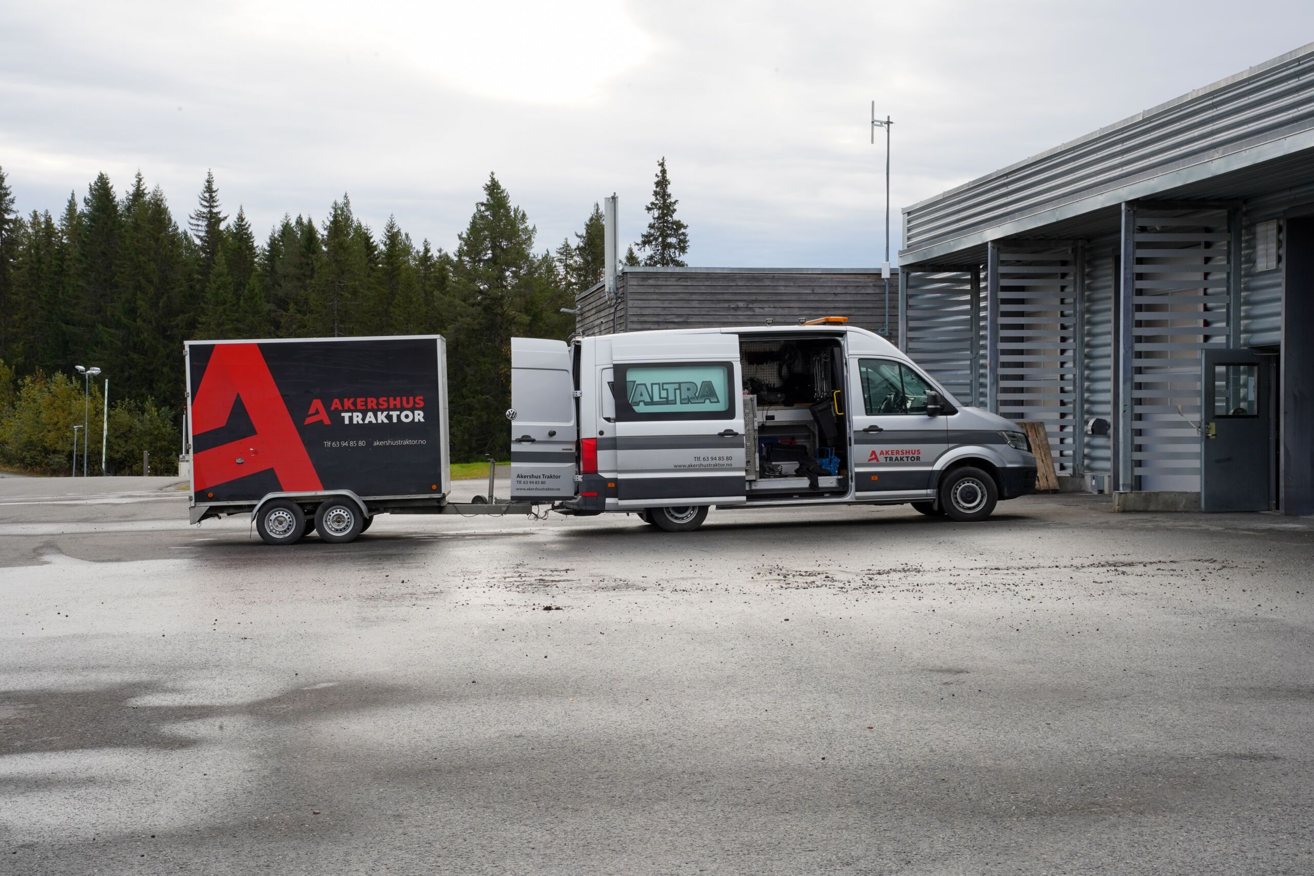 Utemekaniker fra Akershus Traktor utfører service på Valtra-traktor.Utemekaniker fra Akershus Traktor utfører service på Valtra-traktor.