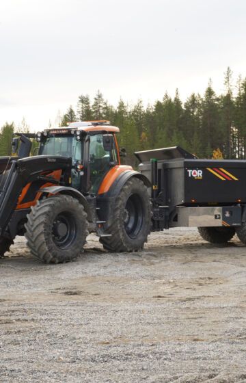 Valtra og TOR-henger leverer for entreprenør Marius Skaret Valtra og TOR-henger leverer for entreprenør Marius Skaret