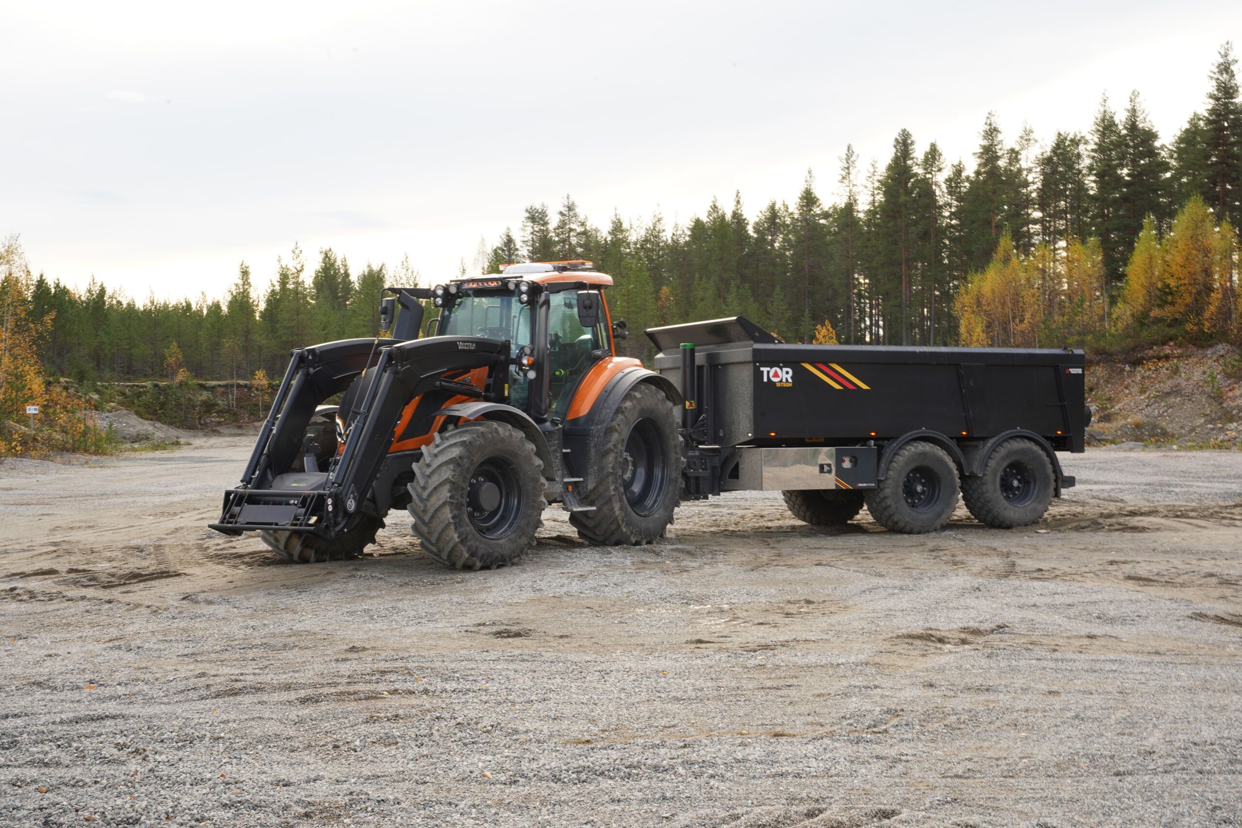 Marius Skaret fra Rena med sin Valtra T235 2024-modell og TOR 15T50 H-henger, brukt til graving, massetransport og brøyting.Marius Skaret fra Rena med sin Valtra T235 2024-modell og TOR 15T50 H-henger, brukt til graving, massetransport og brøyting.