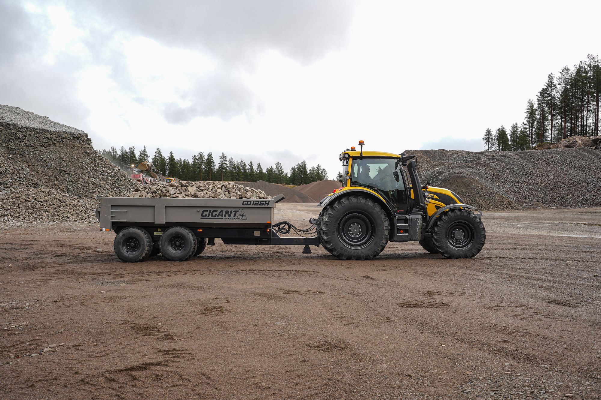 Unik traktor i Elverum: Gul Valtra valgt for trygg drift Gul Valtra-traktor med svarte detaljer i arbeid for entreprenør i Elverum.Gul Valtra-traktor med svarte detaljer i arbeid for entreprenør i Elverum.